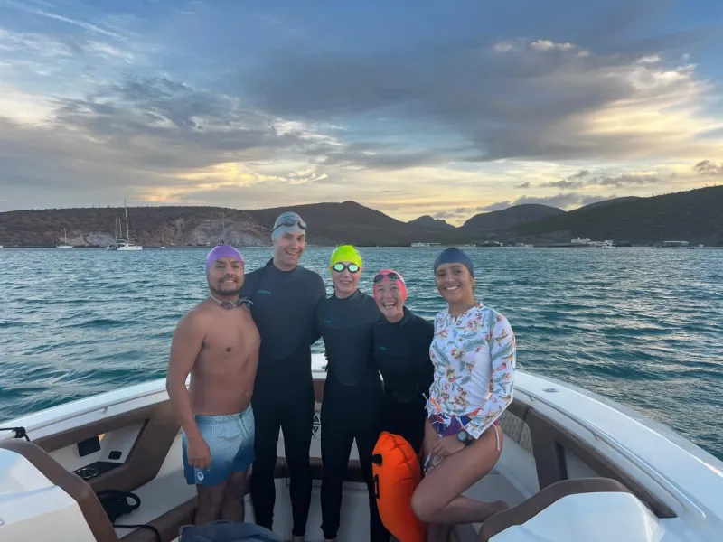 Equipo de natación en lancha después de nadar en aguas abiertas