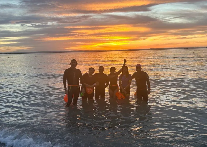 Grupo de nadadores al atardecer en el Mar de Cortés, La Paz BCS