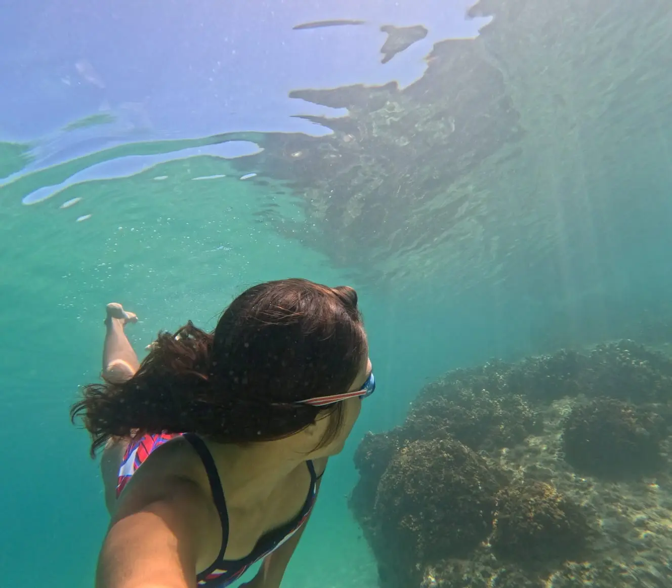 Nanda Paz nadando bajo el agua en el Mar de Cortés