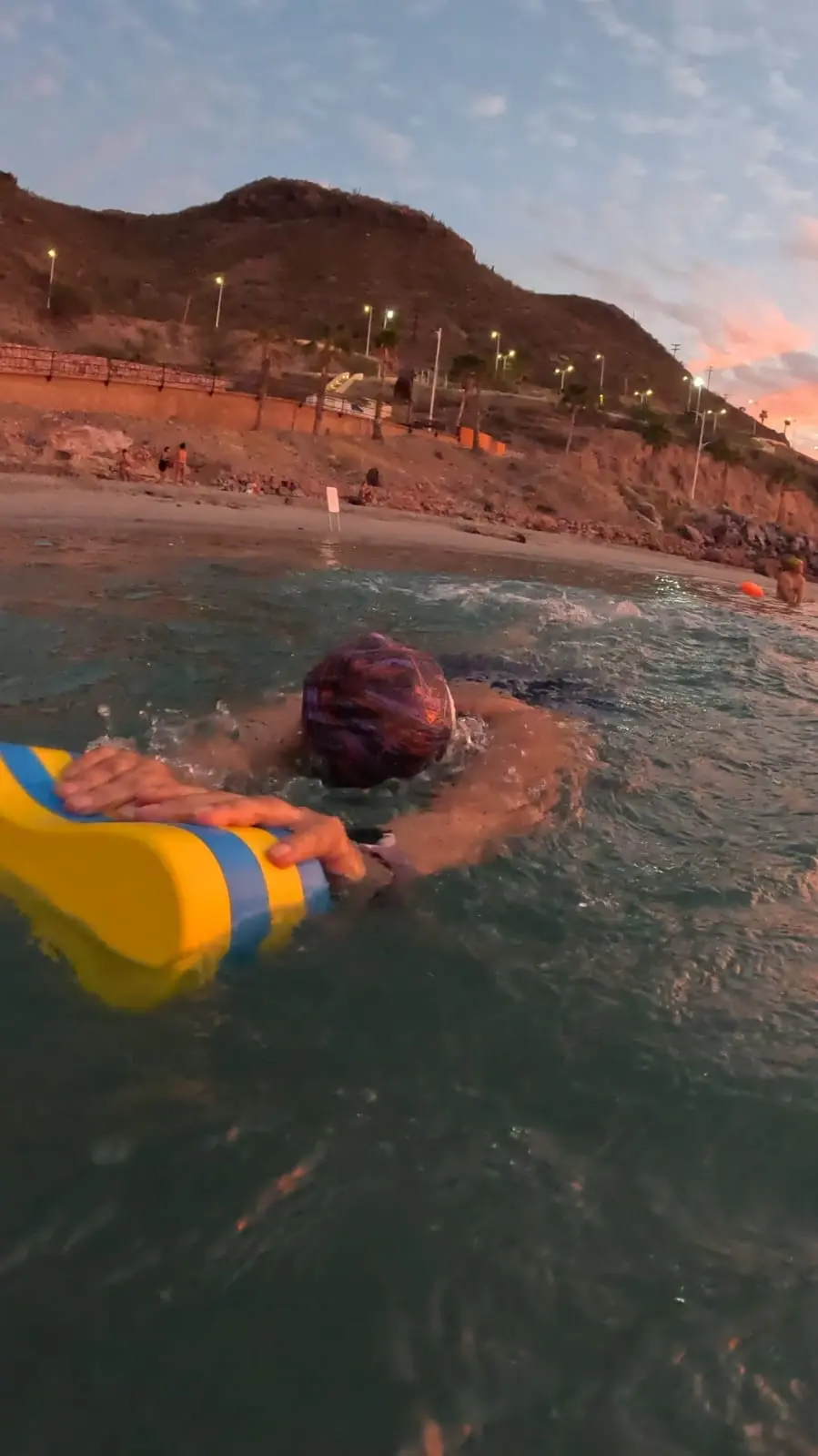 Clase de natación con tabla al atardecer en La Paz BCS